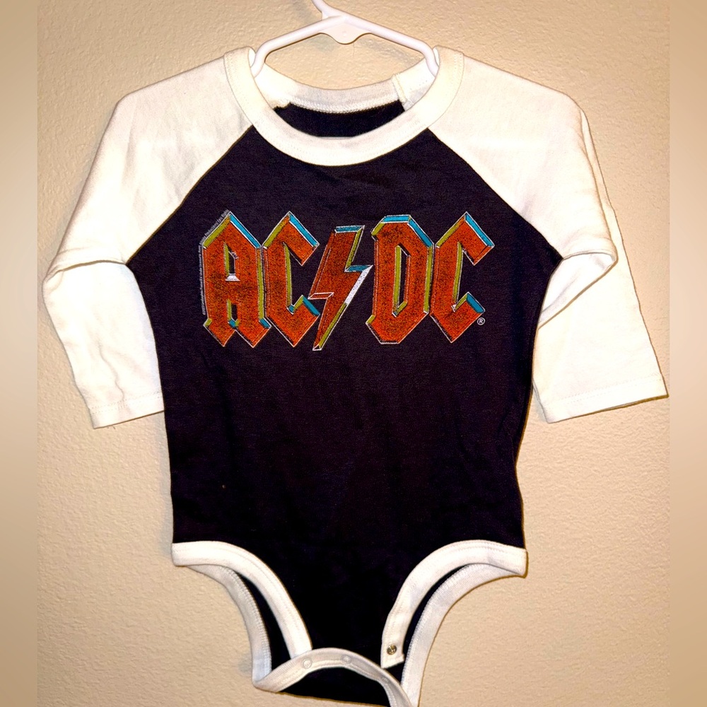 Rowdy Sprout NWOT AC/DC Long Sleeve Infant Onesie‎ Baby size 6-12 Months